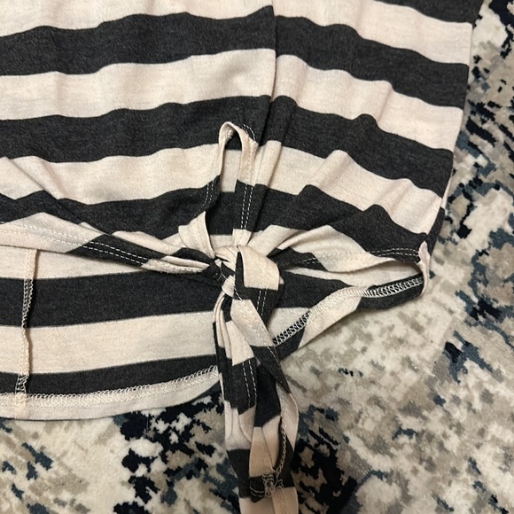 Xhilaration Women’s Striped Short Sleeve Tie Front Knit Top size medium - Picture 2 of 8